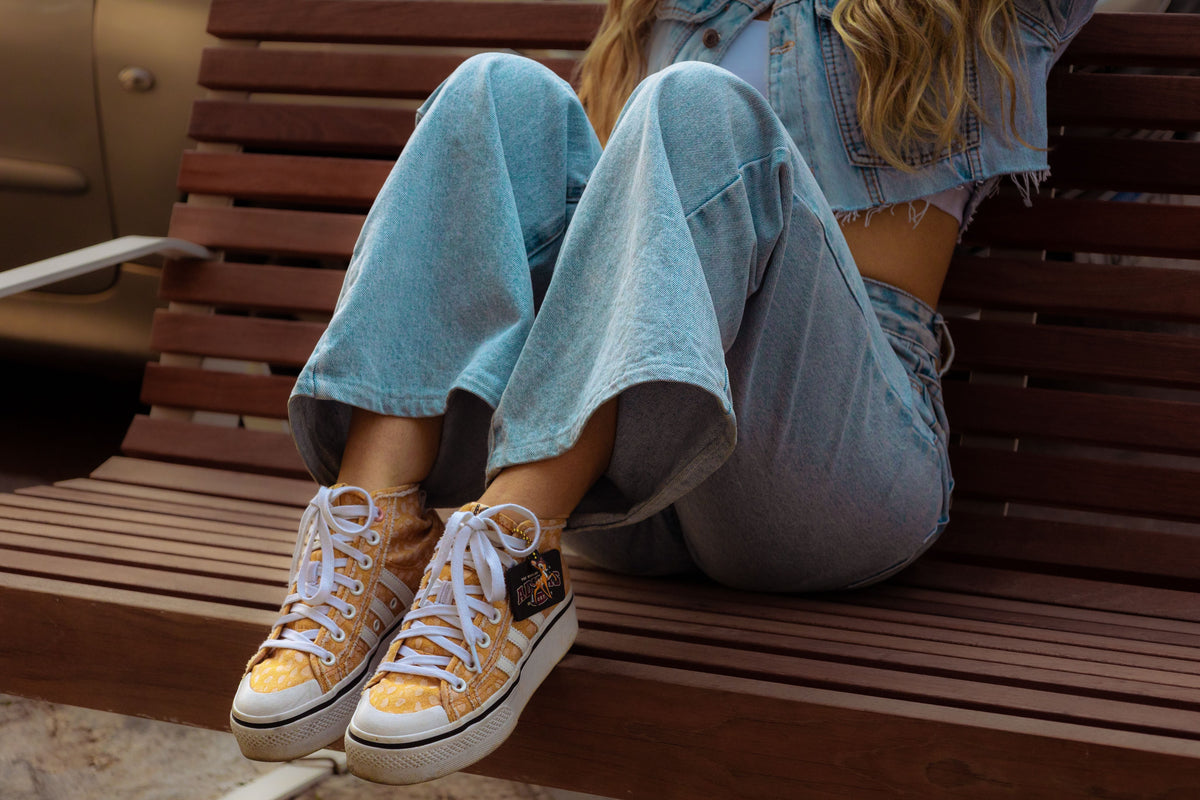 Women’s denim and sneakers in a relaxed editorial for a 2026 barrel-leg jeans outfit guide