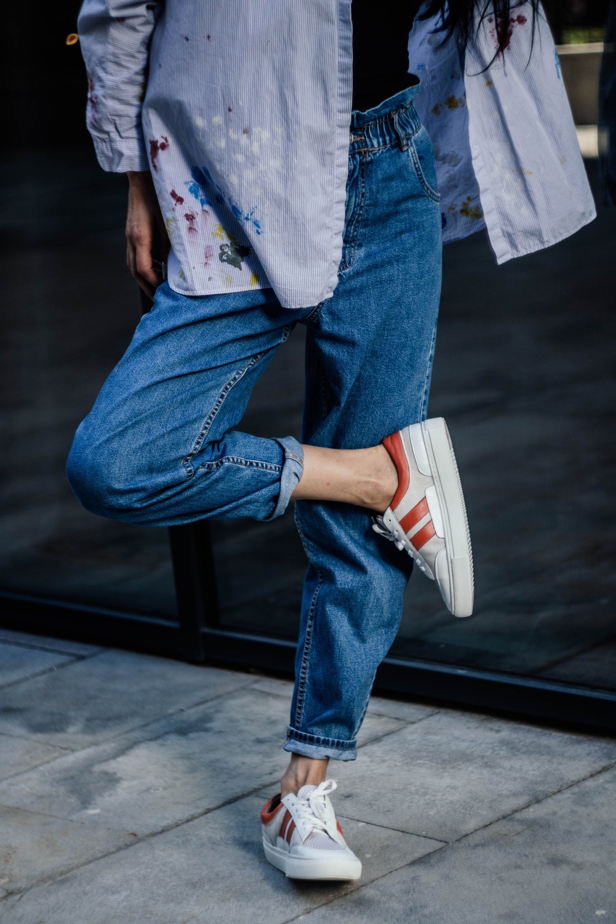 Women’s jeans and sneakers styled for a modern 2026 streetwear guide