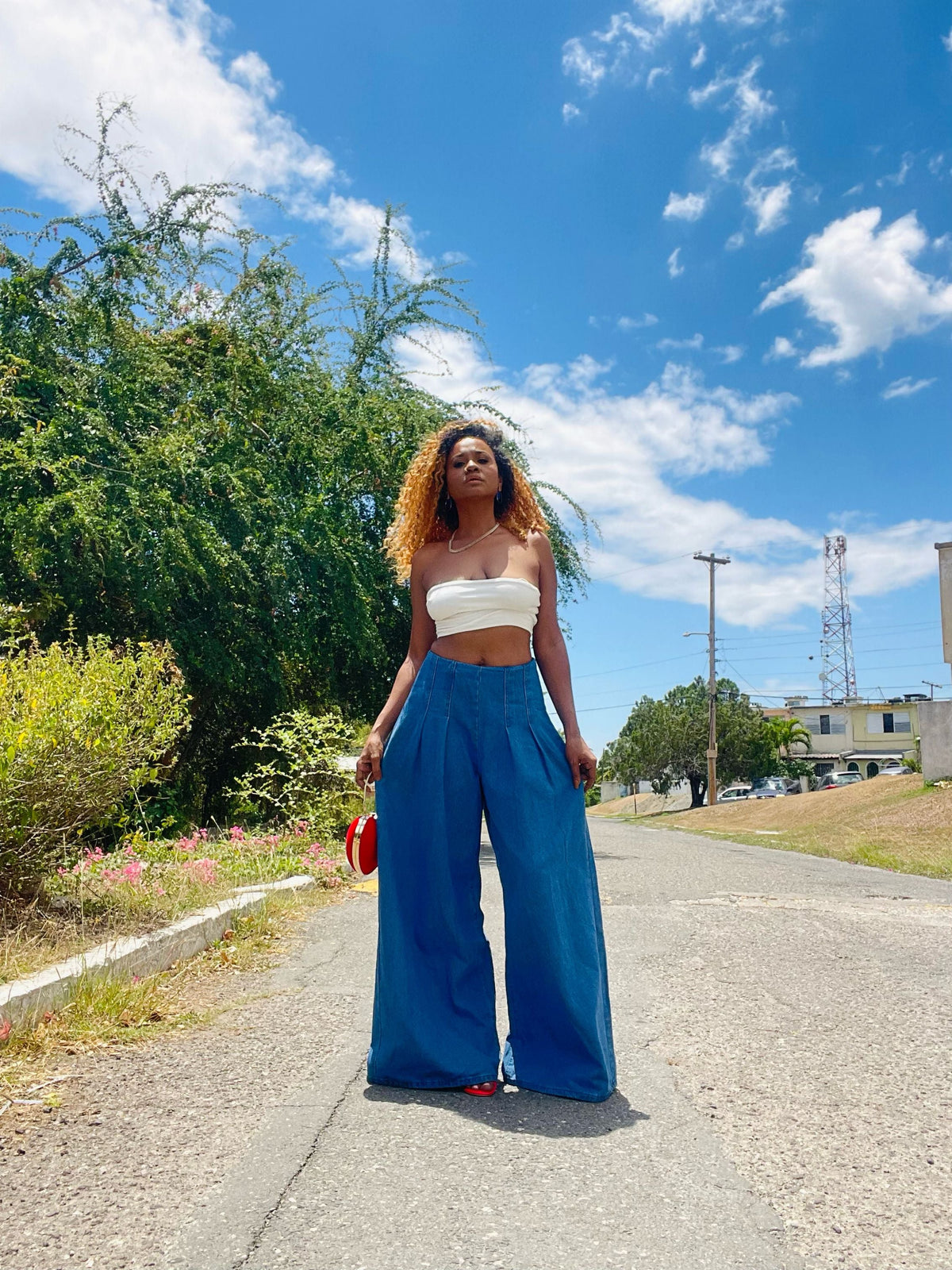 Woman in wide-leg jeans for a 2026 shoe styling guide