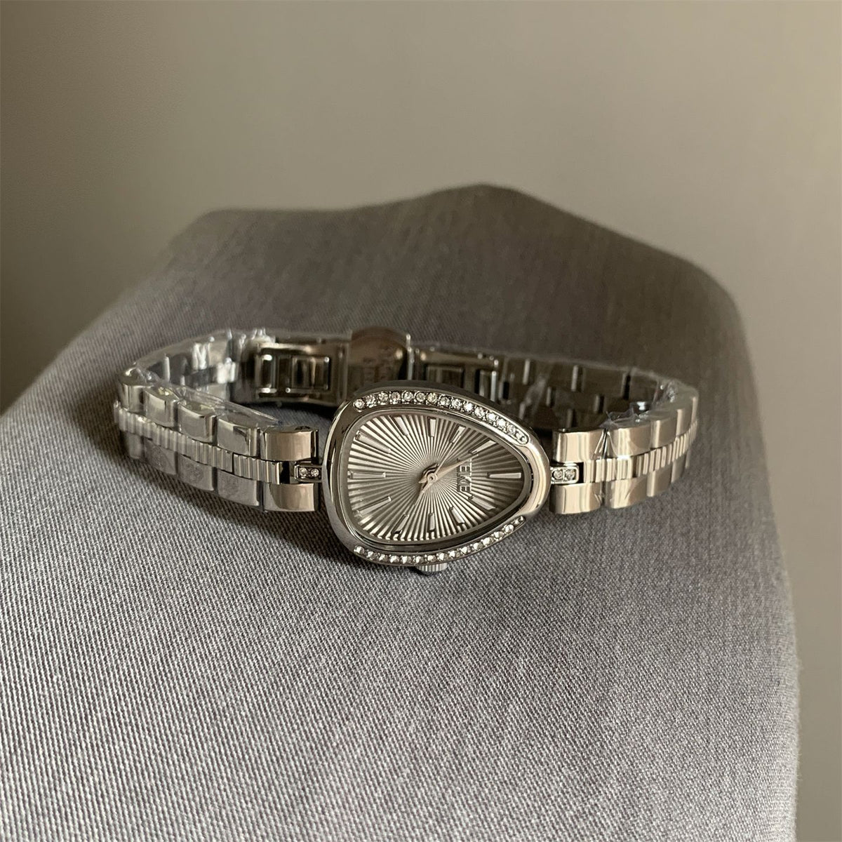 IEKE Vintage Serpenti Teardrop Crystal Gold Steel Watch - Seductive Drop Silhouette Watch for Women