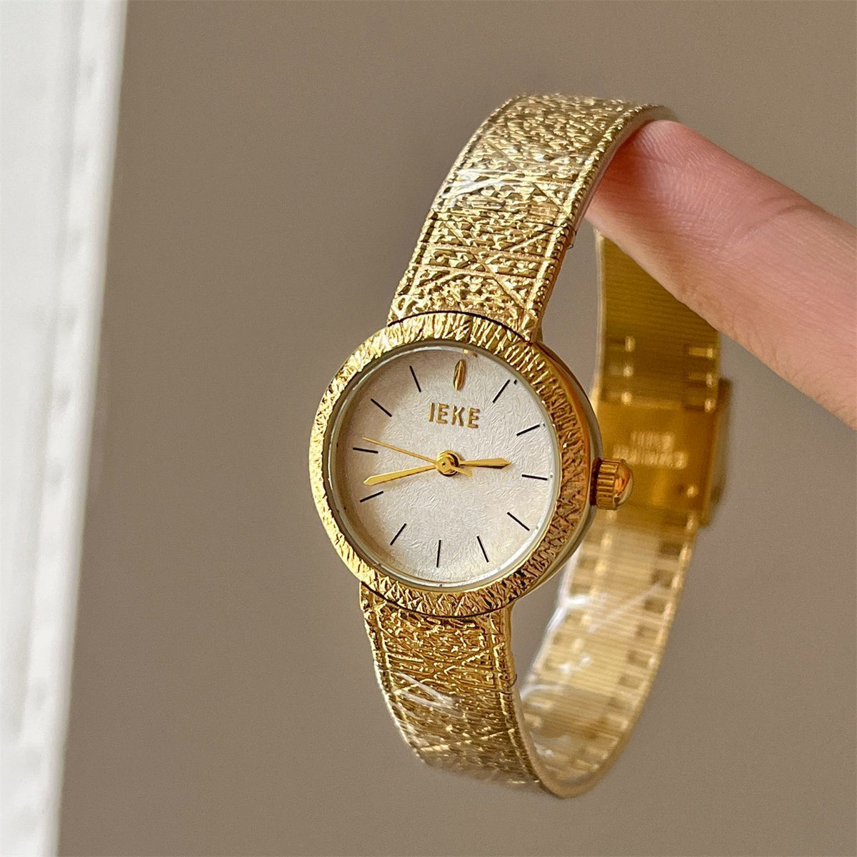 IEKE Vintage Crinkled Foil Textured Mesh Gold Watch - Ultra-Thin Petite Quartz Watch for Women