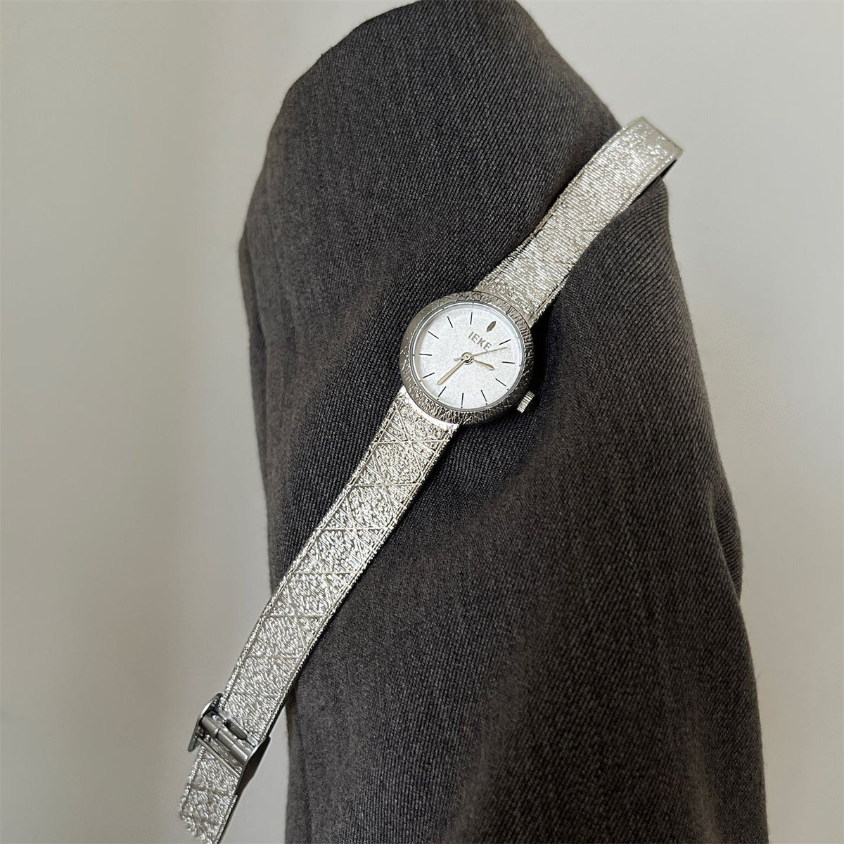 IEKE Vintage Crinkled Foil Textured Mesh Gold Watch - Ultra-Thin Petite Quartz Watch for Women