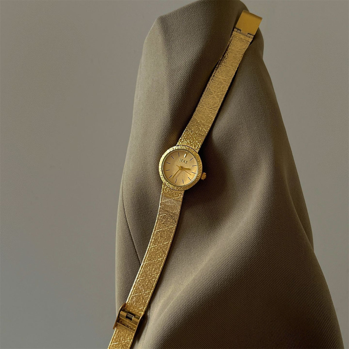 IEKE Vintage Crinkled Foil Textured Mesh Gold Watch - Ultra-Thin Petite Quartz Watch for Women