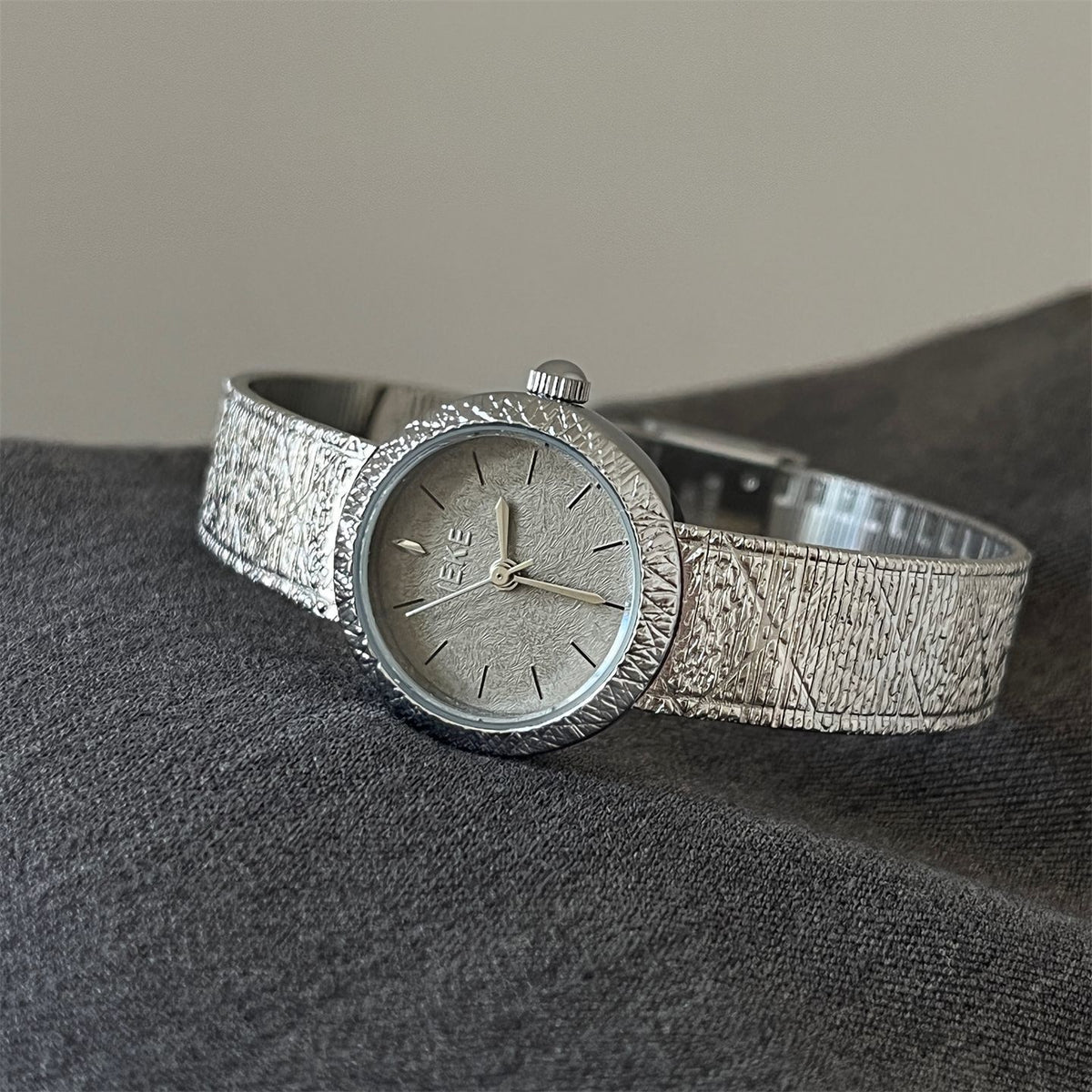 IEKE Vintage Crinkled Foil Textured Mesh Gold Watch - Ultra-Thin Petite Quartz Watch for Women