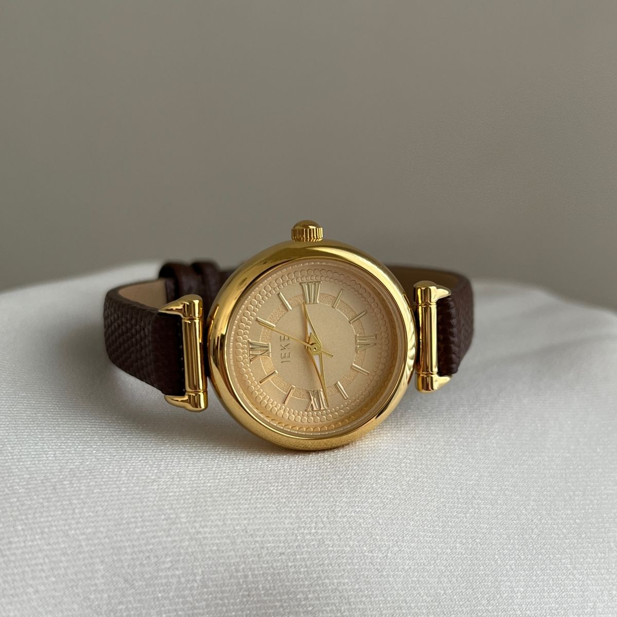 IEKE Contemporary Seoul Minimalist Watch - Modern Trendsetter Quartz Watch for Women