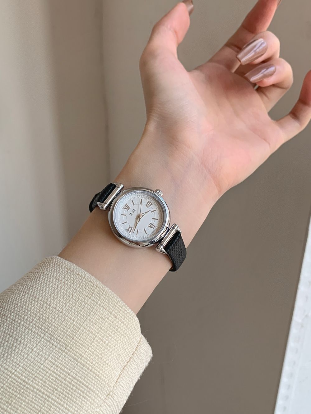 IEKE Contemporary Seoul Minimalist Watch - Modern Trendsetter Quartz Watch for Women