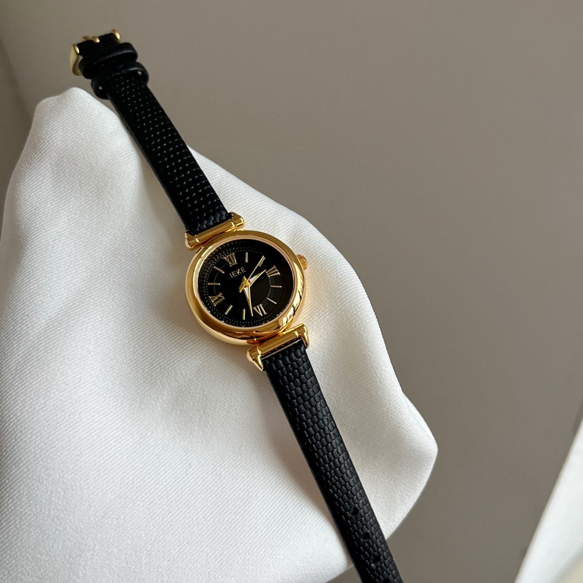 IEKE Contemporary Seoul Minimalist Watch - Modern Trendsetter Quartz Watch for Women