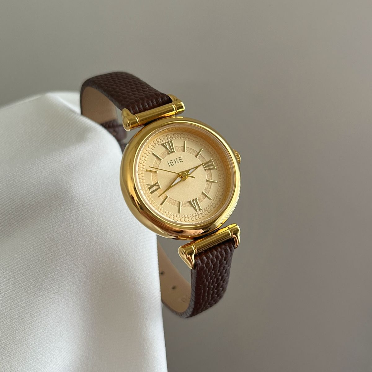 IEKE Contemporary Seoul Minimalist Watch - Modern Trendsetter Quartz Watch for Women