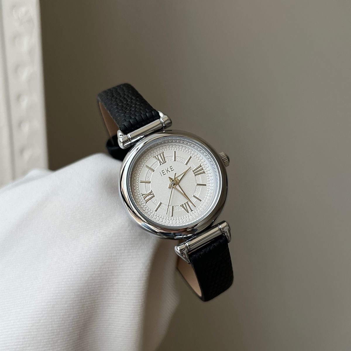 IEKE Contemporary Seoul Minimalist Watch - Modern Trendsetter Quartz Watch for Women