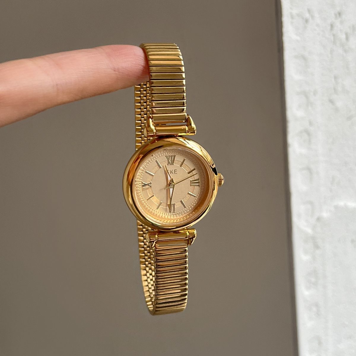 IEKE Contemporary Seoul Minimalist Watch - Modern Trendsetter Quartz Watch for Women
