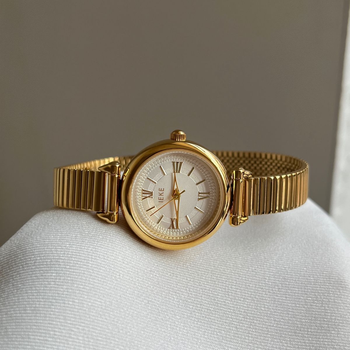 IEKE Contemporary Seoul Minimalist Watch - Modern Trendsetter Quartz Watch for Women