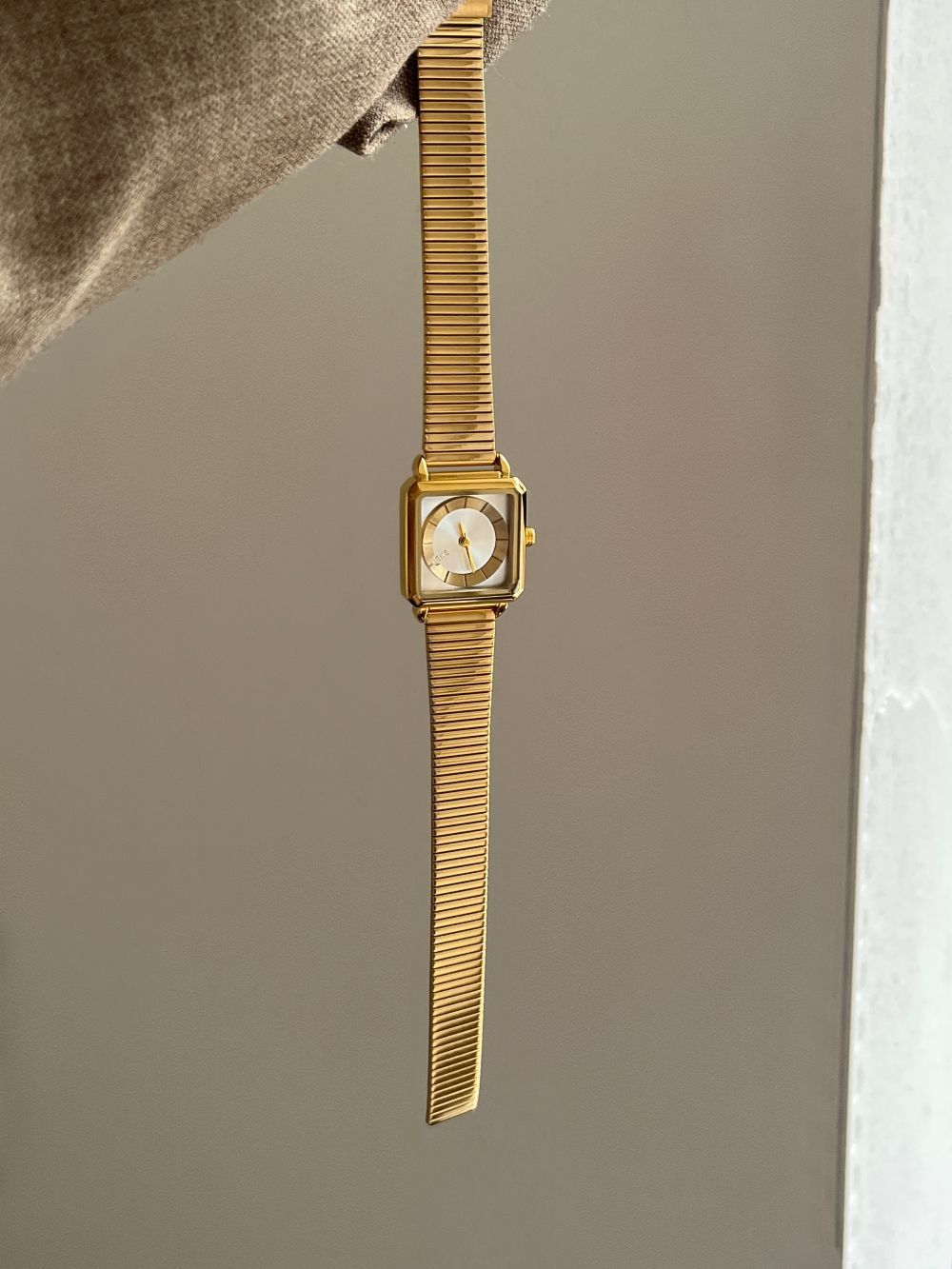 IEKE French Couture Cold Minimalist Watch - Monochrome Chic Quartz Watch for Women