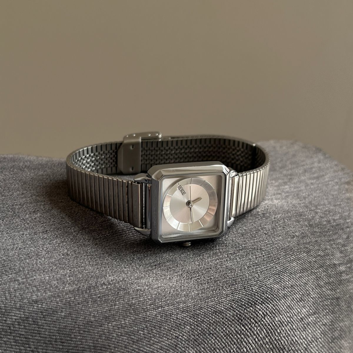 IEKE French Couture Cold Minimalist Watch - Monochrome Chic Quartz Watch for Women