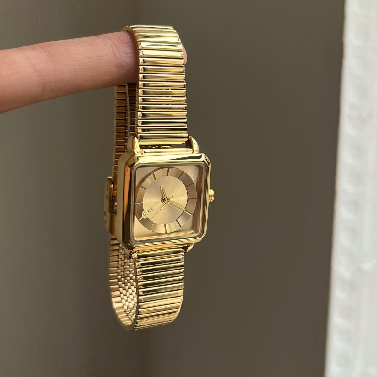 IEKE French Couture Cold Minimalist Watch - Monochrome Chic Quartz Watch for Women