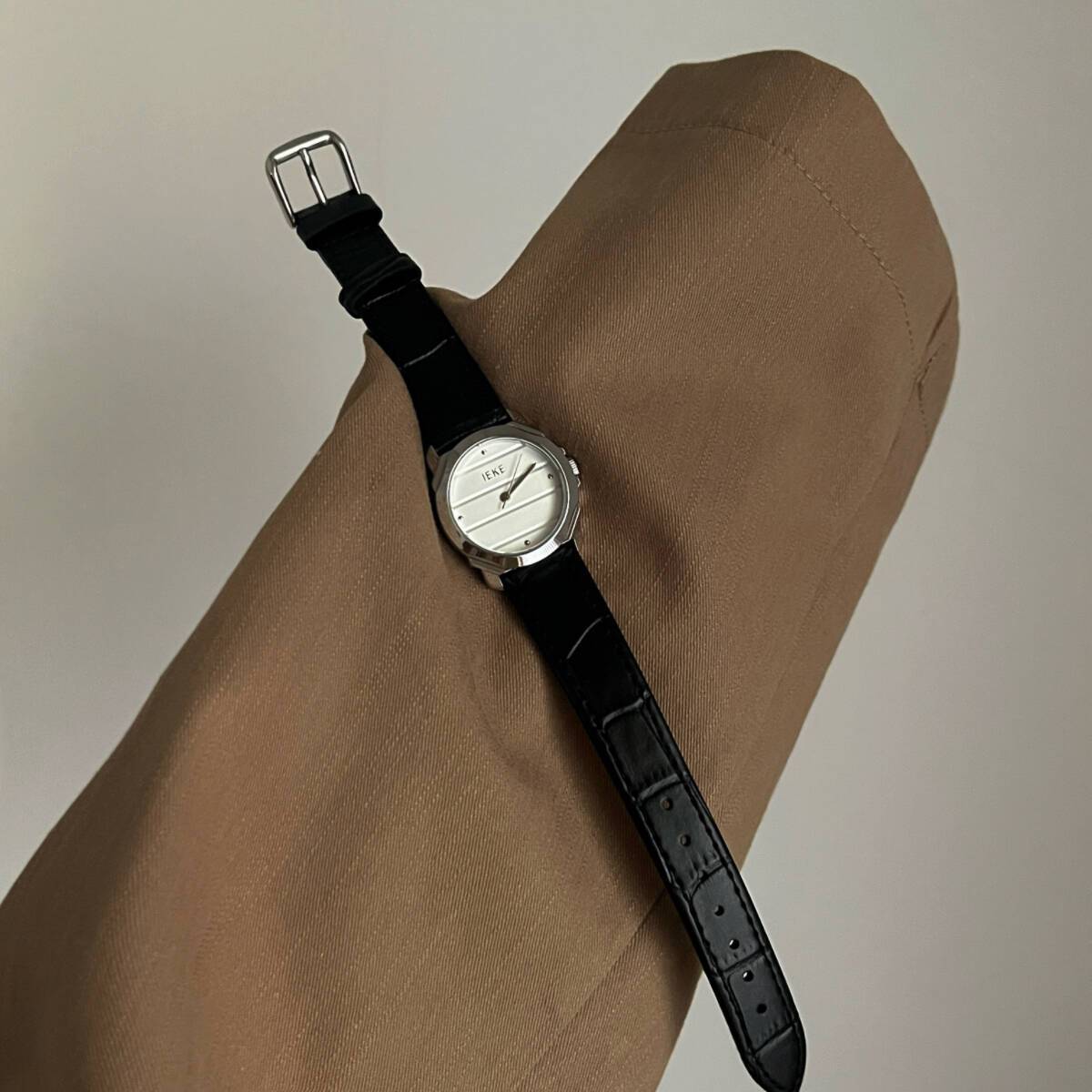 IEKE Contemporary Korean Round Leather Watch - Skin-Brightening Quartz Watch for Women