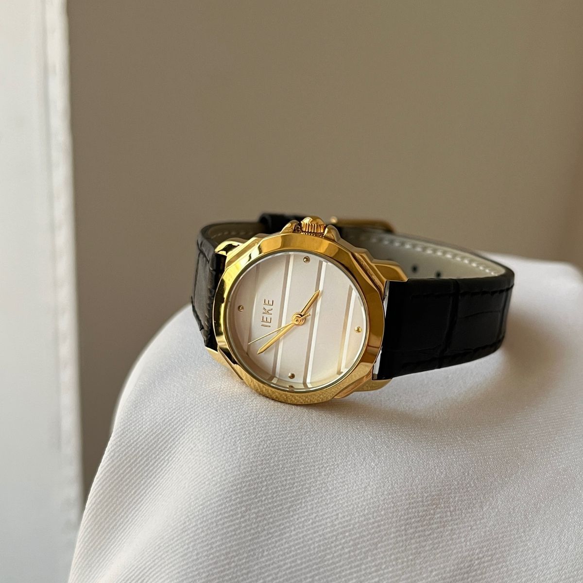 IEKE Contemporary Korean Round Leather Watch - Skin-Brightening Quartz Watch for Women