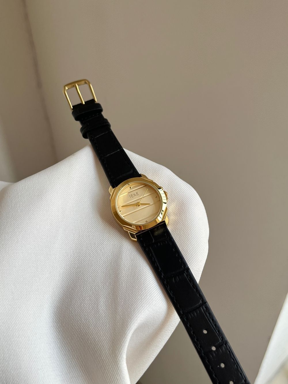 IEKE Contemporary Korean Round Leather Watch - Skin-Brightening Quartz Watch for Women