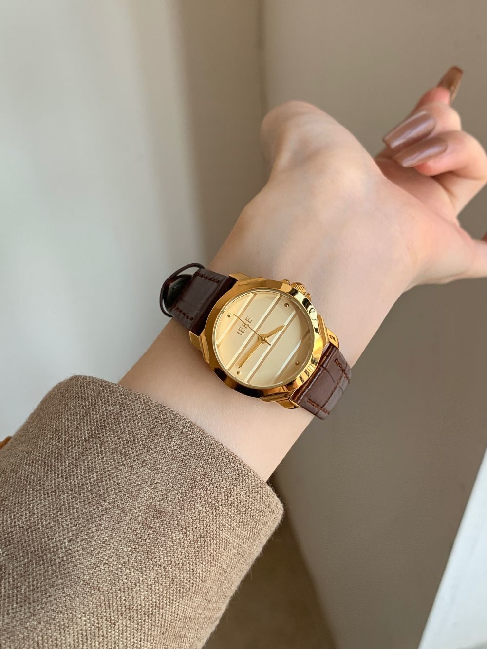 IEKE Contemporary Korean Round Leather Watch - Skin-Brightening Quartz Watch for Women