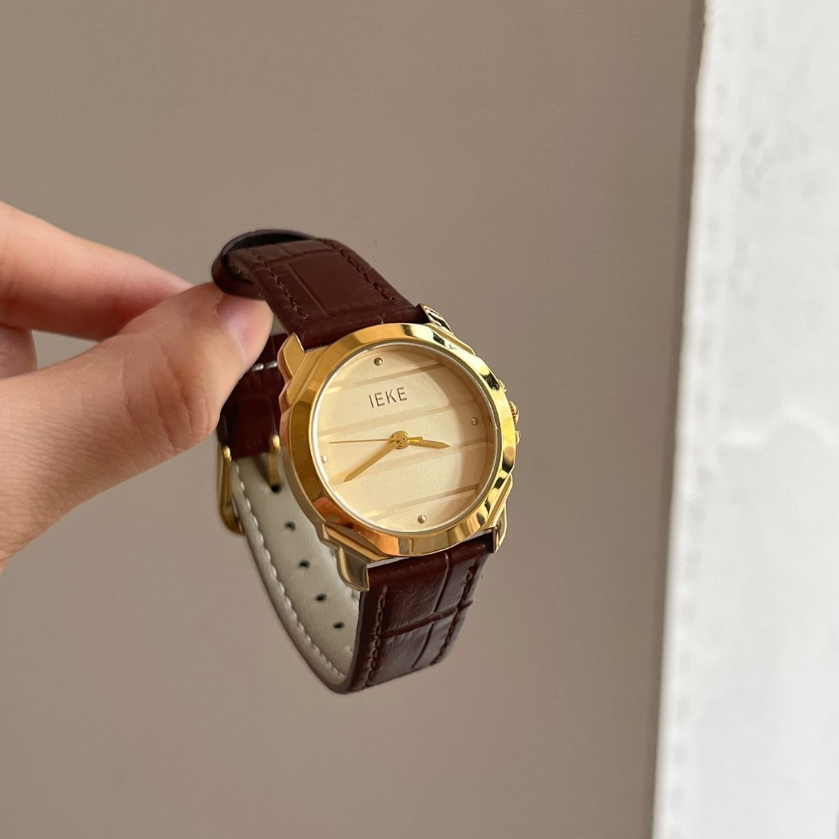 IEKE Contemporary Korean Round Leather Watch - Skin-Brightening Quartz Watch for Women