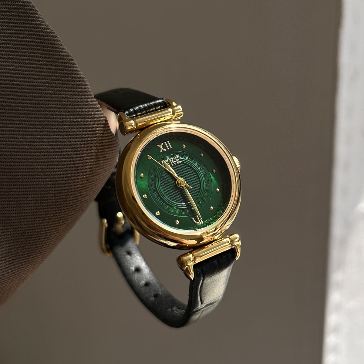 IEKE Korean Preppy Round Leather Watch - Casual Student Quartz Watch for Women