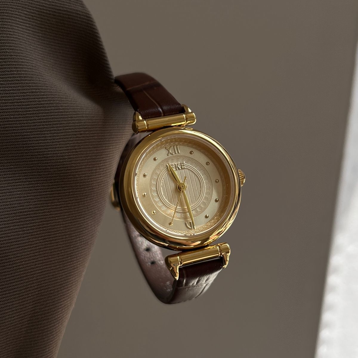 IEKE Korean Preppy Round Leather Watch - Casual Student Quartz Watch for Women