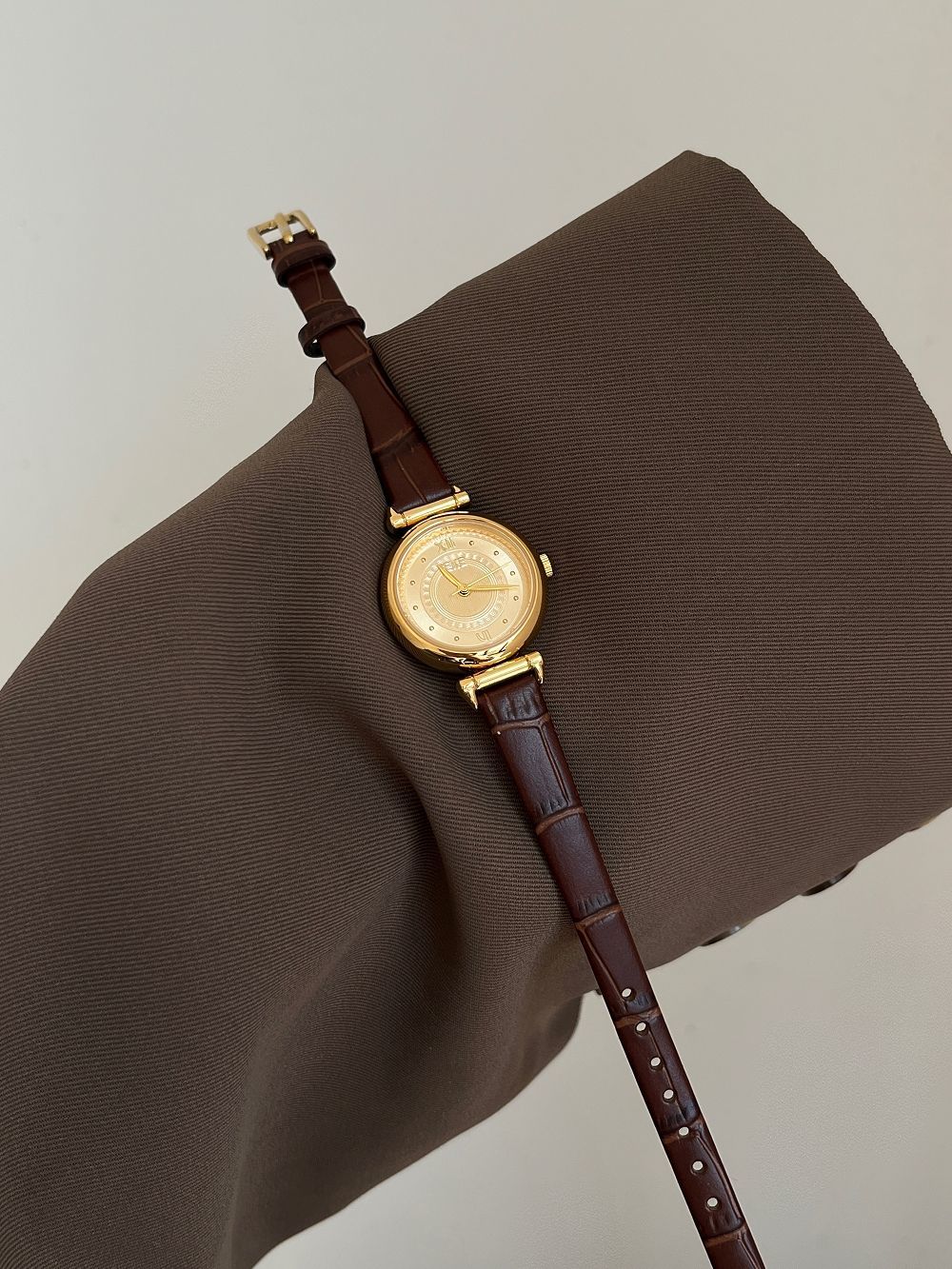 IEKE Korean Preppy Round Leather Watch - Casual Student Quartz Watch for Women