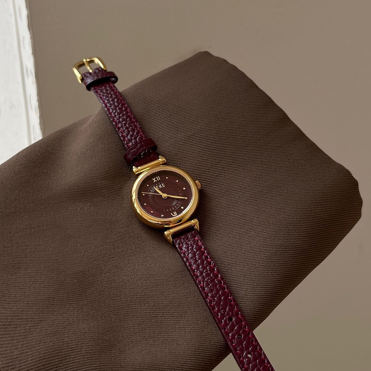 IEKE Korean Preppy Round Leather Watch - Casual Student Quartz Watch for Women