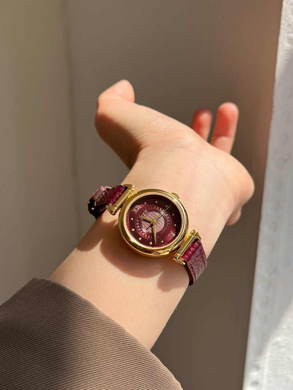 IEKE Korean Preppy Round Leather Watch - Casual Student Quartz Watch for Women
