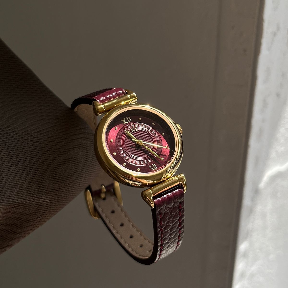 IEKE Korean Preppy Round Leather Watch - Casual Student Quartz Watch for Women