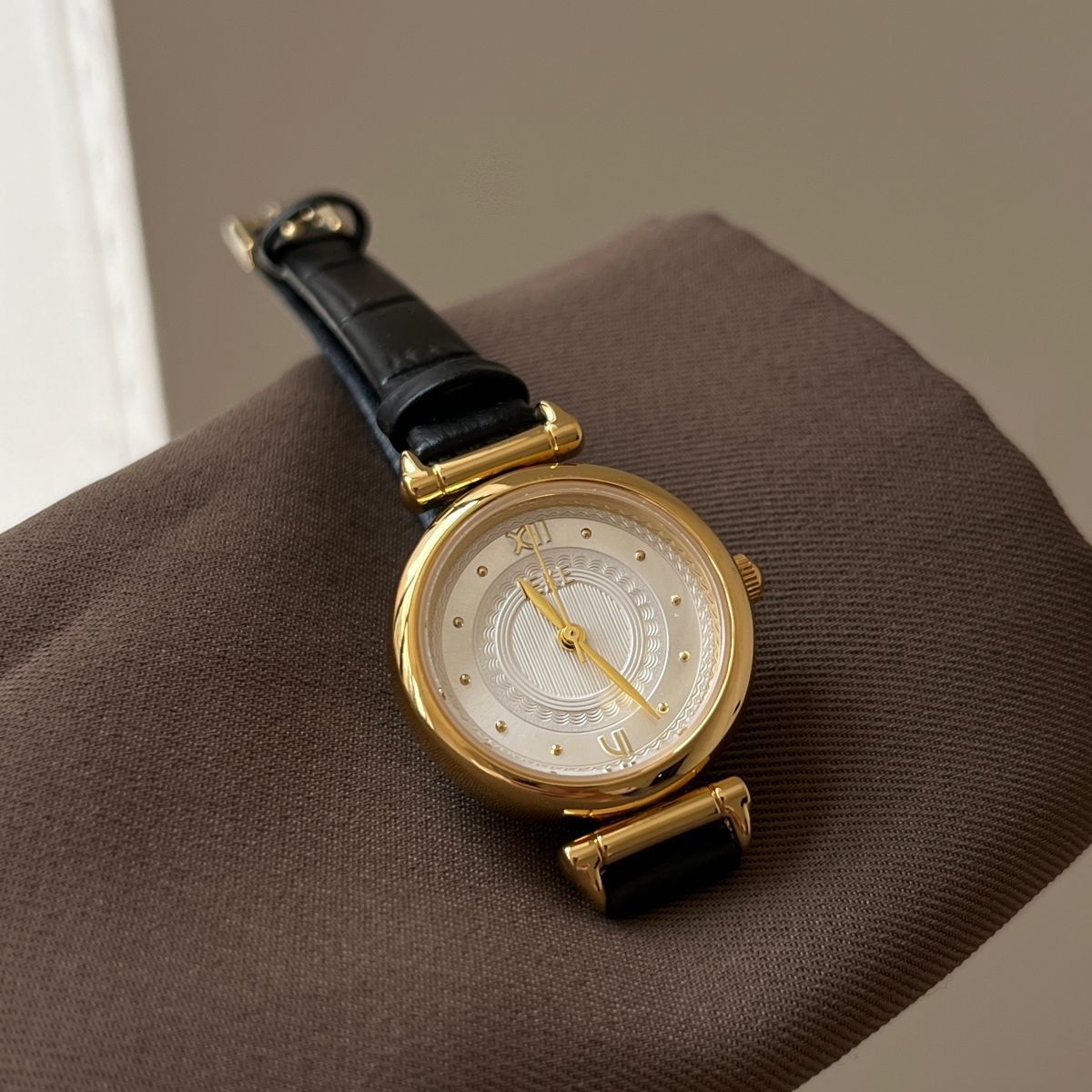 IEKE Korean Preppy Round Leather Watch - Casual Student Quartz Watch for Women