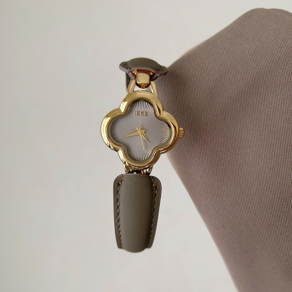 IEKE clover-shaped women's watch in gold with ivory dial and taupe leather accents
