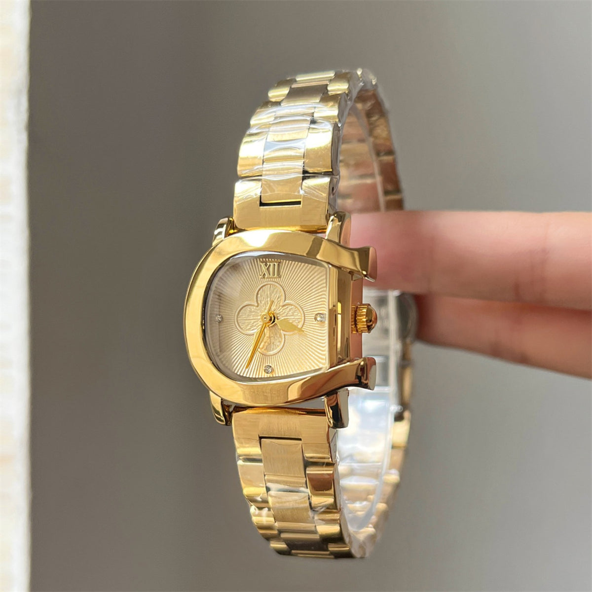 IEKE petite D-shape clover watch in gold with champagne dial