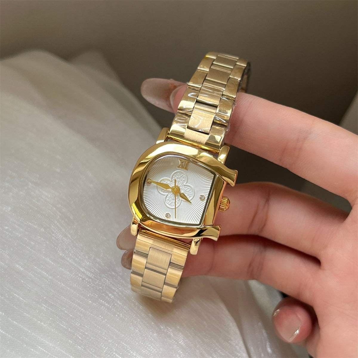 IEKE women's D-shape floral quartz watch in gold tone with white dial and steel bracelet