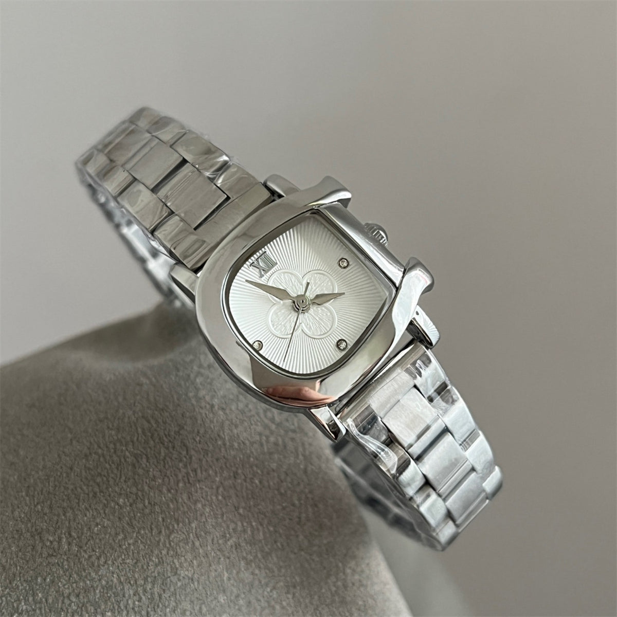 IEKE women's D-shape floral quartz watch in silver tone with white dial and steel bracelet