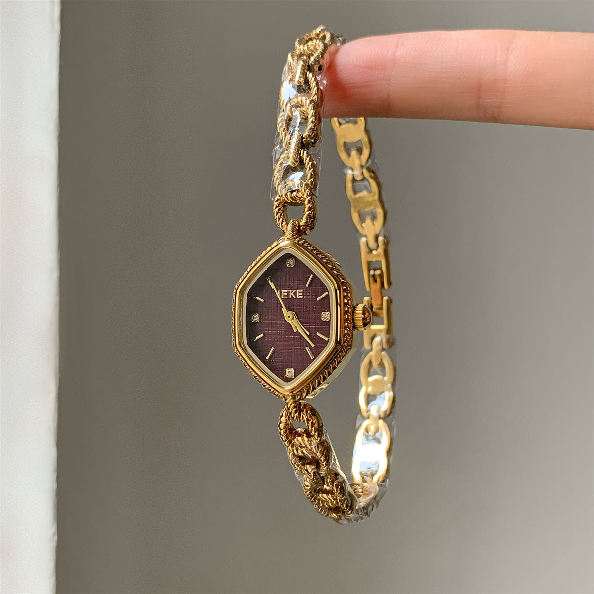 IEKE diamond-shaped textured chain bracelet watch with gold-tone bracelet and burgundy dial