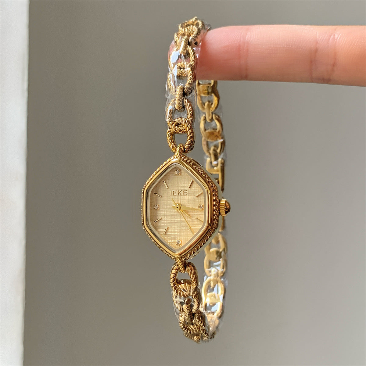 IEKE diamond-shaped textured chain bracelet watch with gold-tone bracelet and champagne dial