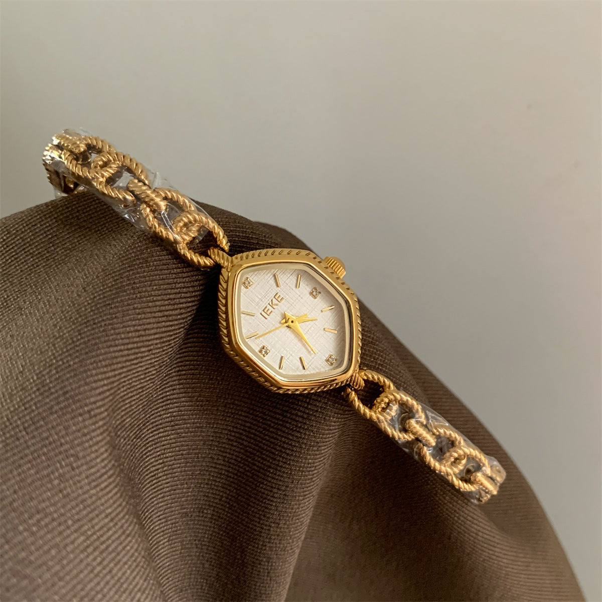 IEKE diamond-shaped textured chain bracelet watch with gold-tone bracelet and white dial