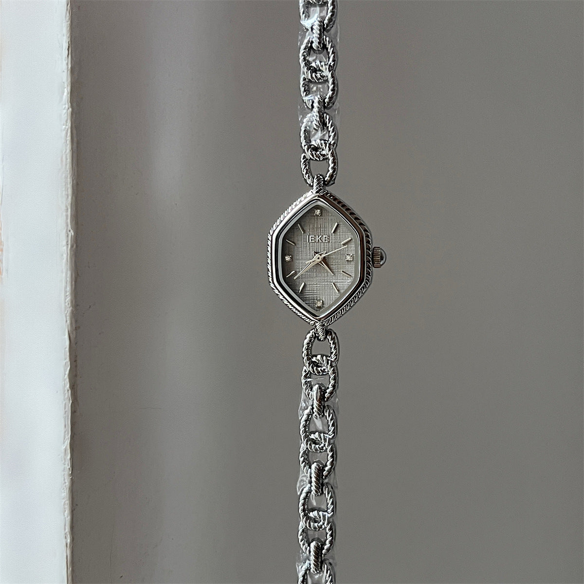 IEKE diamond-shaped textured chain bracelet watch with silver-tone bracelet and grey dial