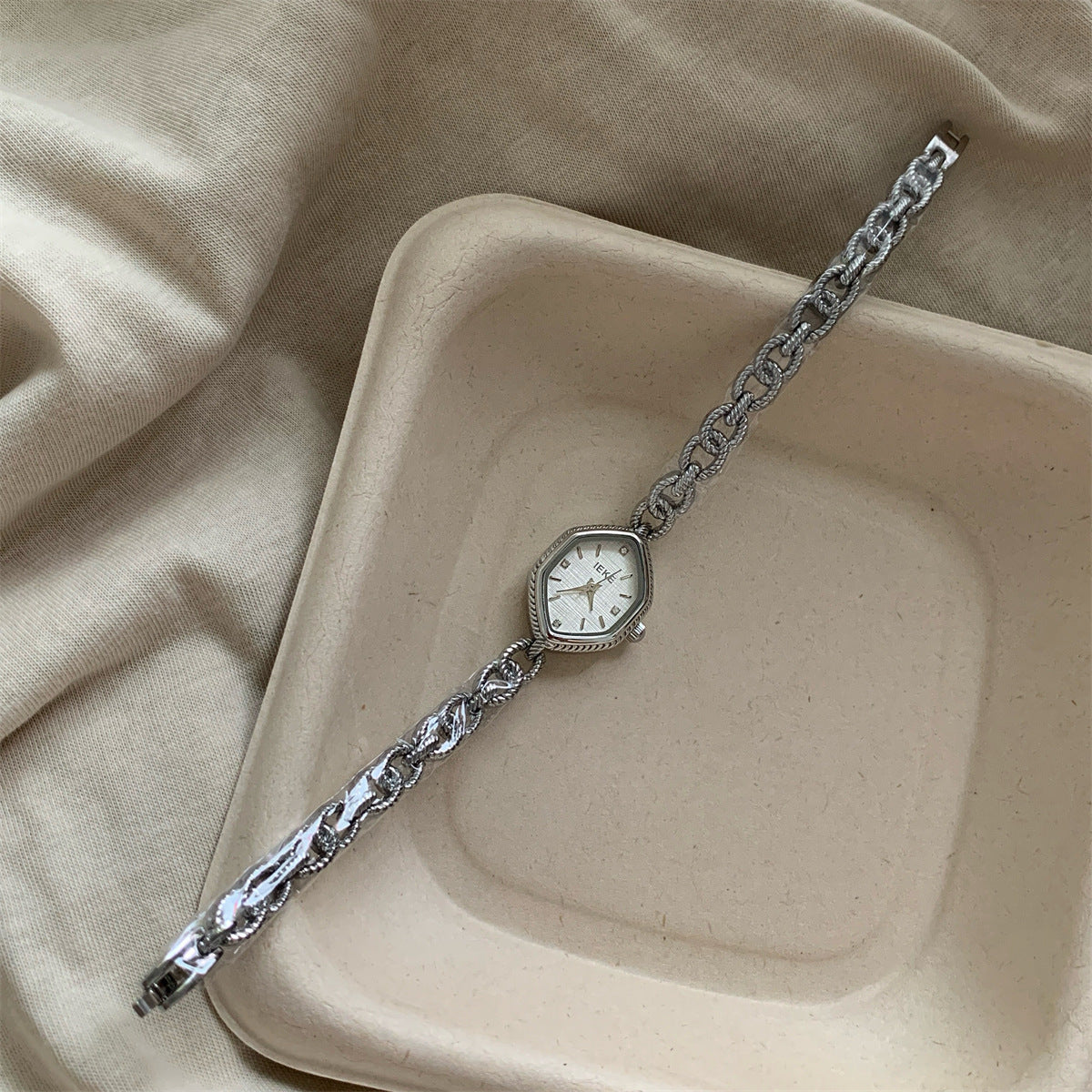 IEKE diamond-shaped textured chain bracelet watch with silver-tone bracelet and white dial