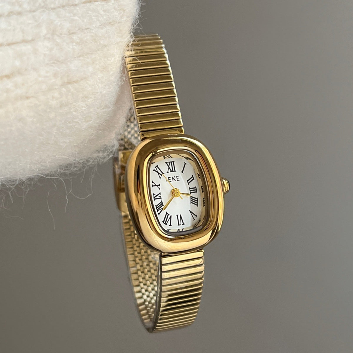 IEKE women's vintage oval quartz watch with white Roman numeral dial, gold-tone case and gold expansion band
