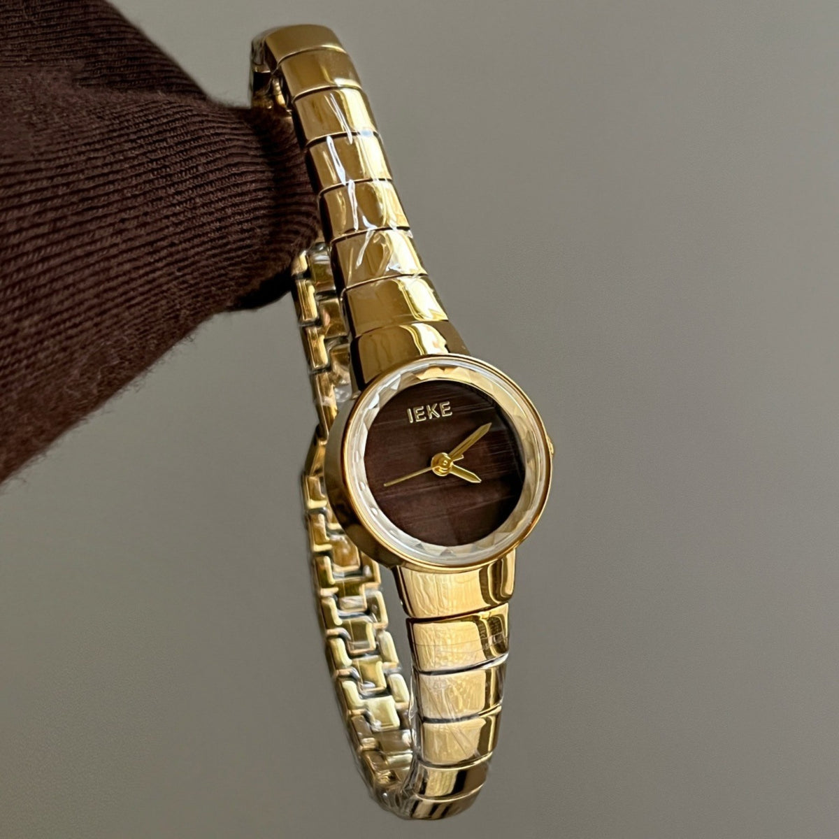 IEKE women's petite round gold-tone quartz watch with dark brown dial and expansion bracelet
