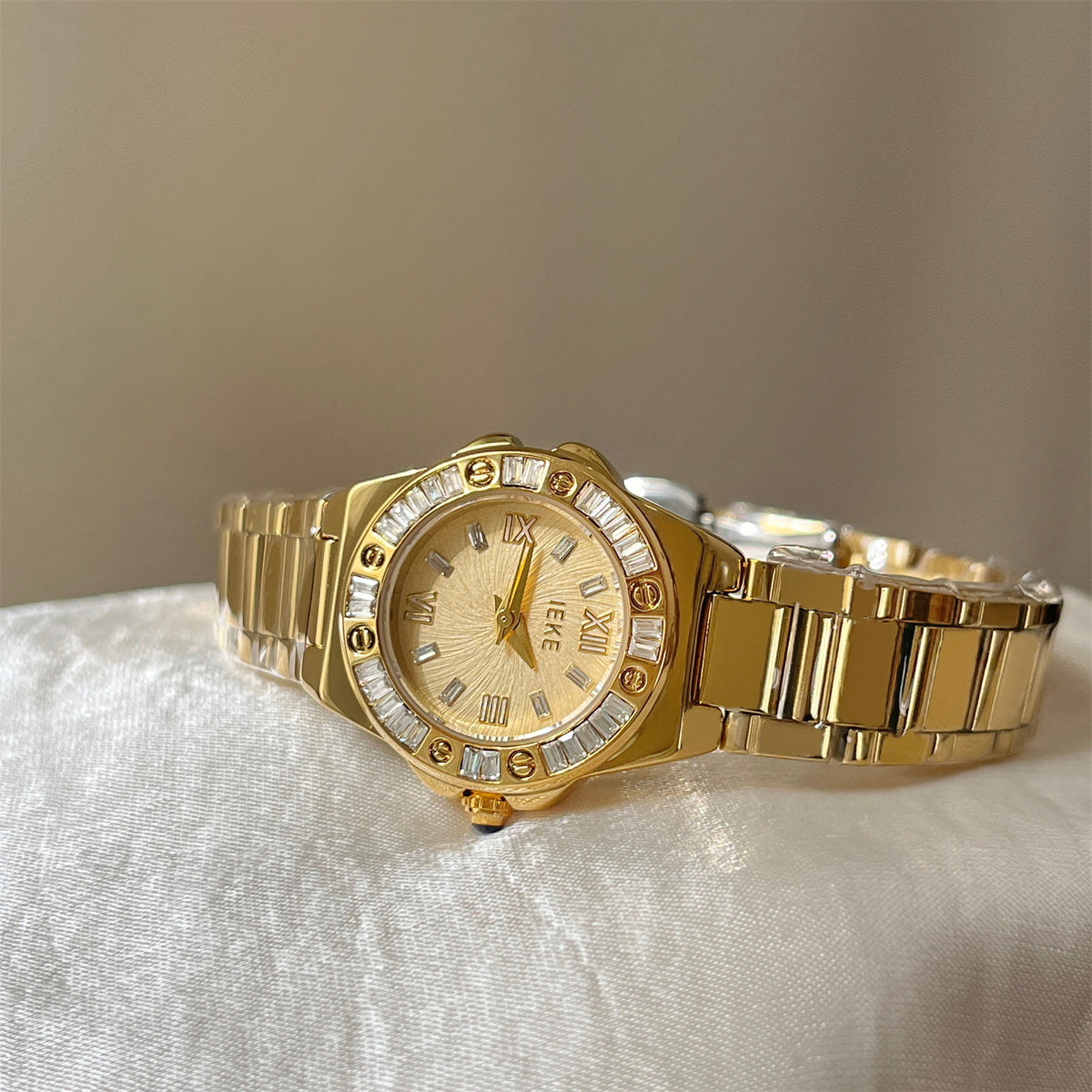 IEKE vintage crystal bezel round bracelet watch with gold-tone bracelet and champagne dial