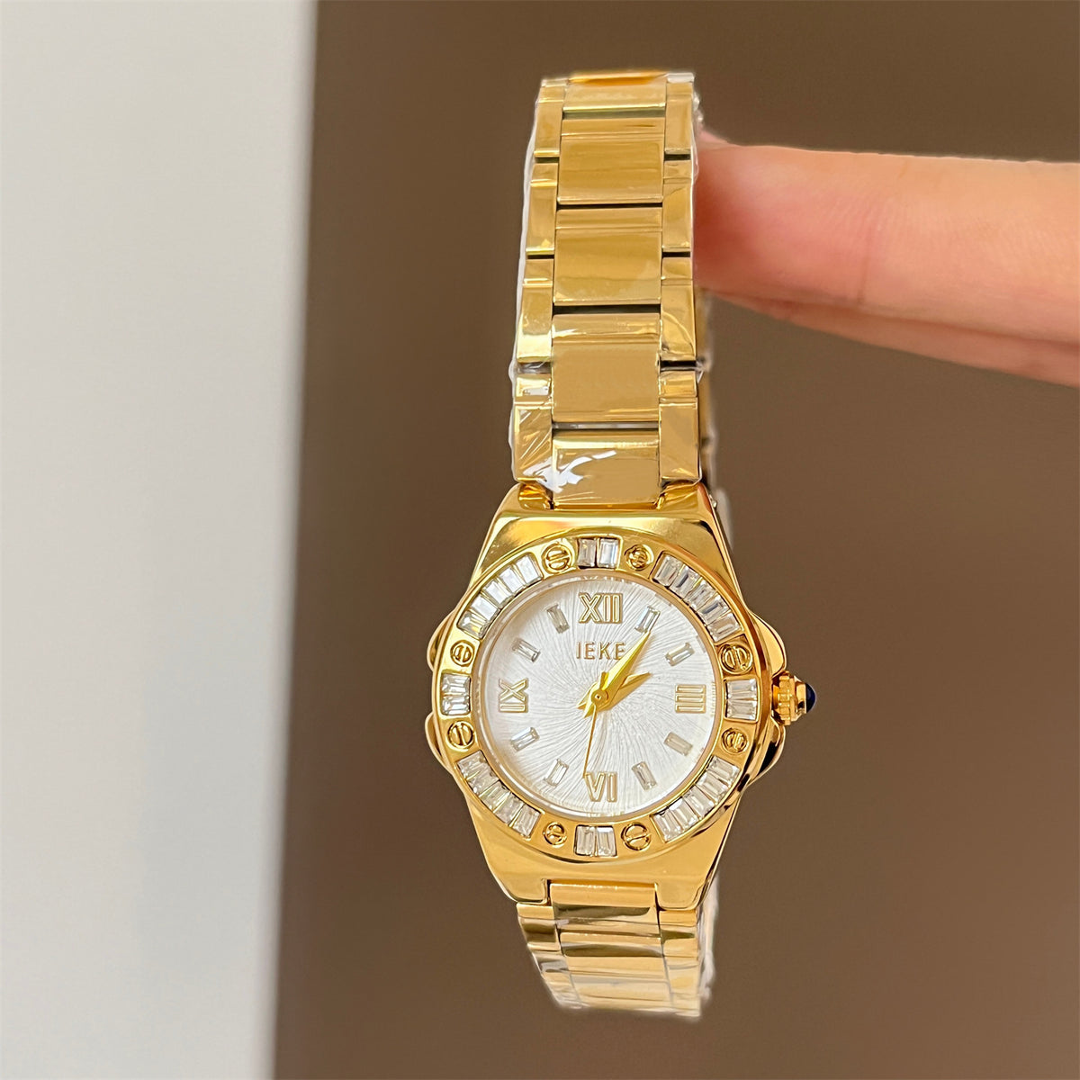 IEKE vintage crystal bezel round bracelet watch with gold-tone bracelet and white dial