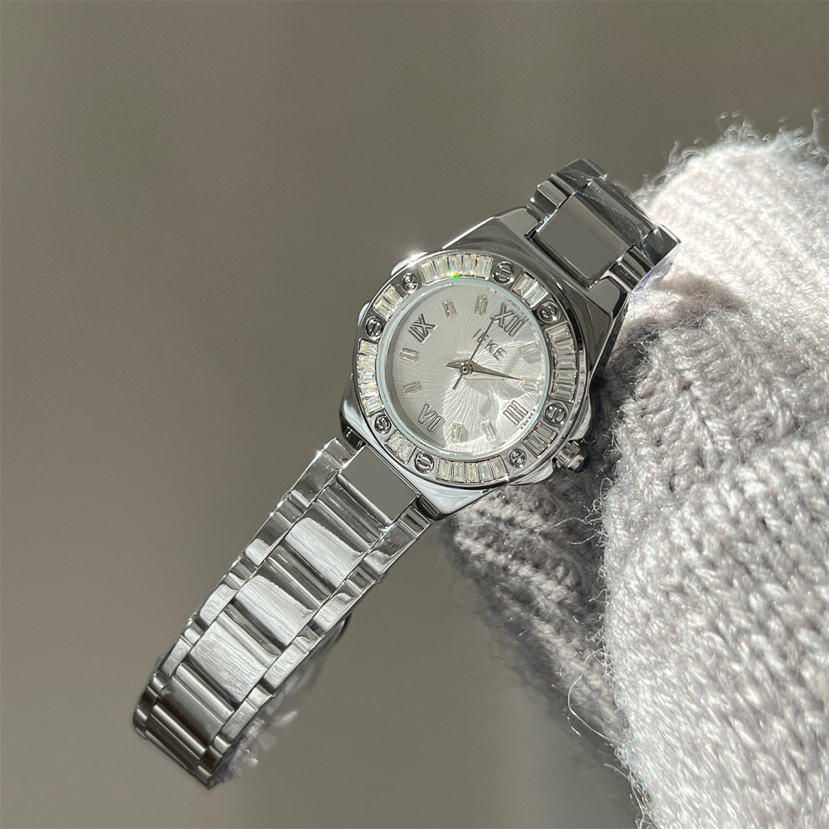 IEKE vintage crystal bezel round bracelet watch with silver-tone bracelet and white dial