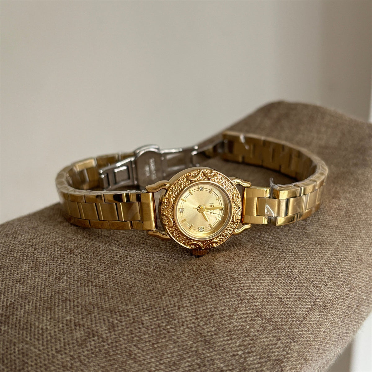 IEKE petite gold-tone vintage women's quartz watch with champagne dial and embossed decorative bezel
