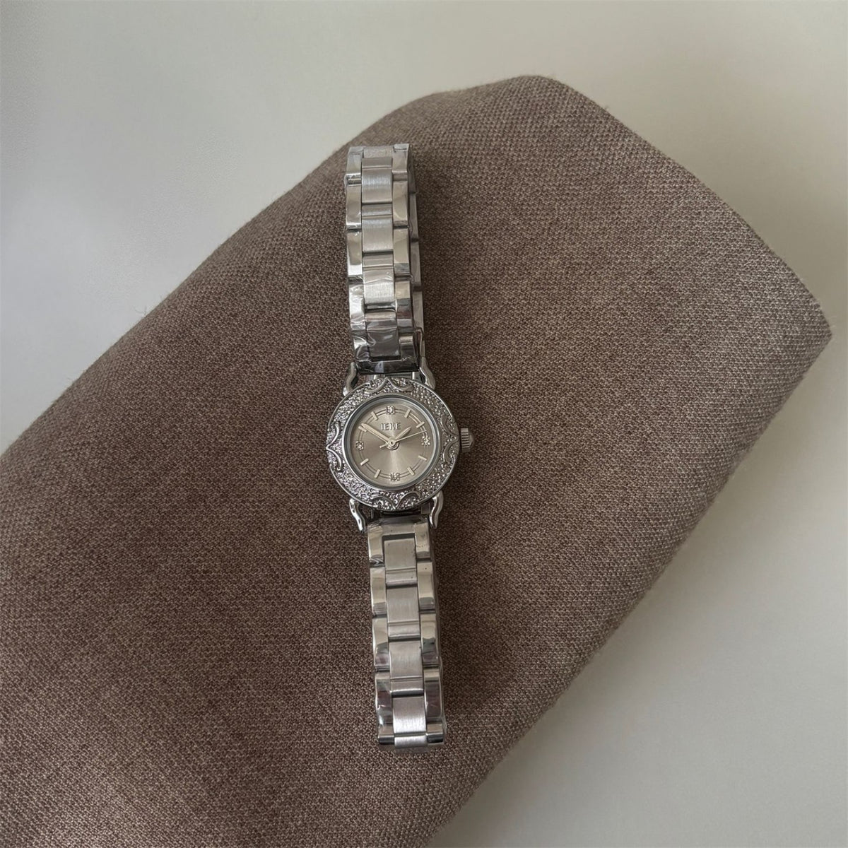 IEKE petite silver-tone vintage women's quartz watch with white dial and decorative bezel
