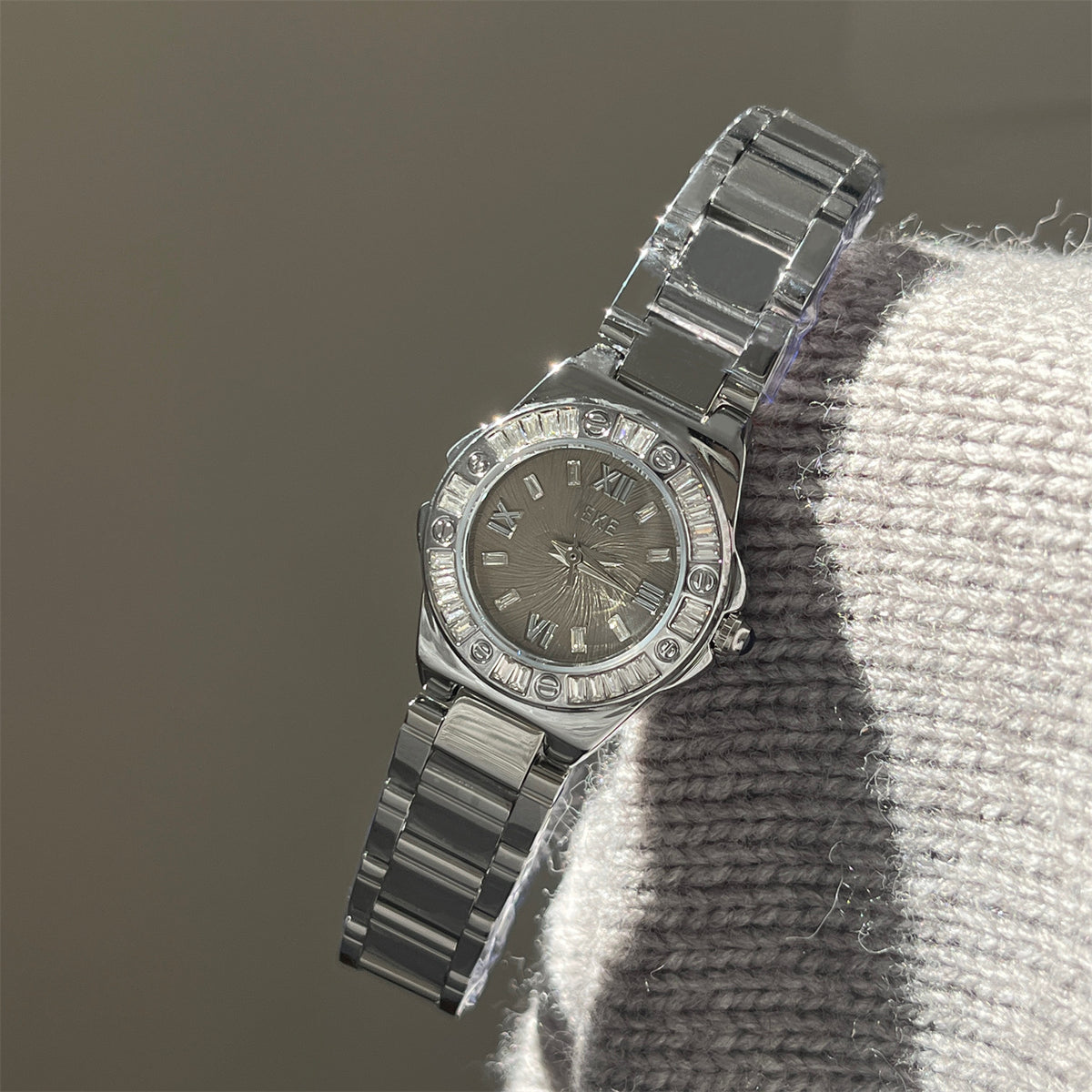 IEKE round bracelet watch with silver-tone bracelet and grey dial
