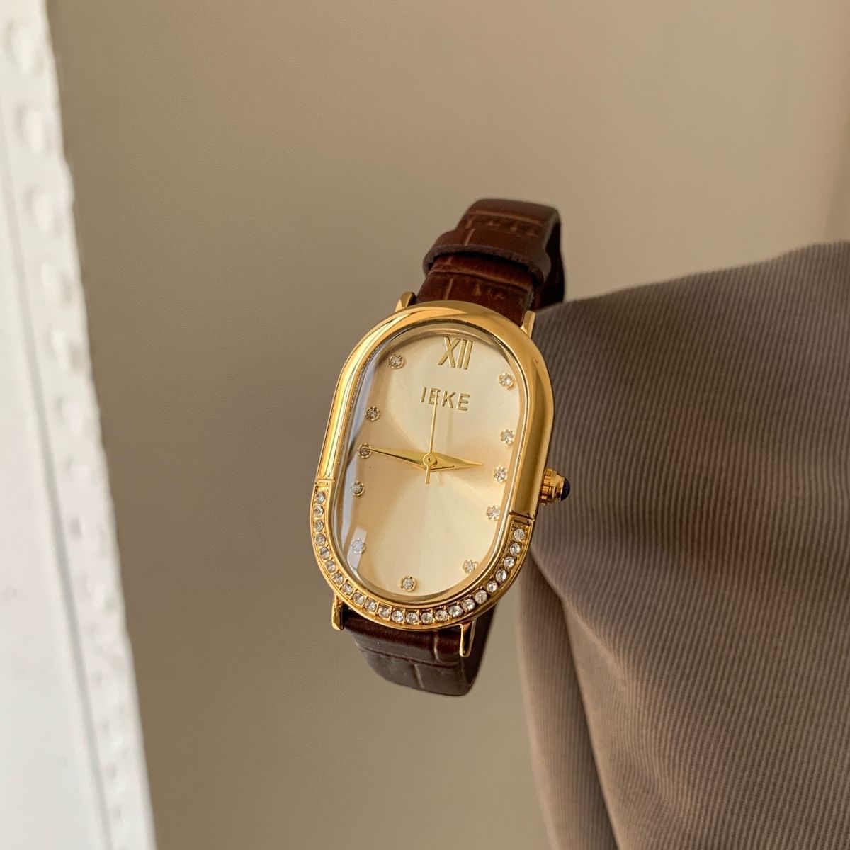 Retro Sculpted Oval Dial Watch with Slim Leather Strap - Elegant Dress Watch for Women