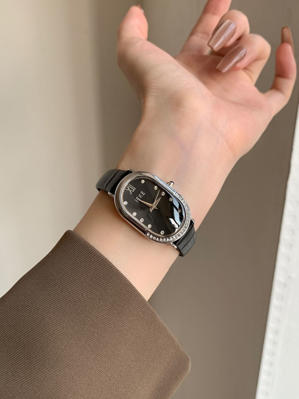 Retro Sculpted Oval Dial Watch with Slim Leather Strap - Elegant Dress Watch for Women