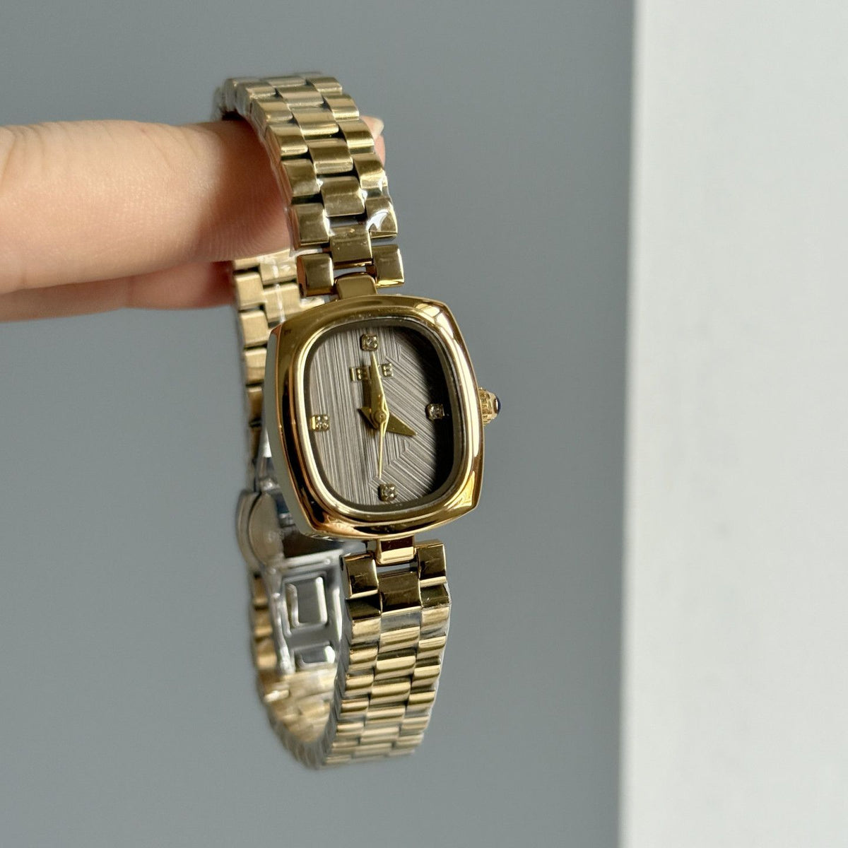 IEKE Crystal Pavé Bezel Cushion Steel Bracelet Watch - Radiant Quartz Watch for Women